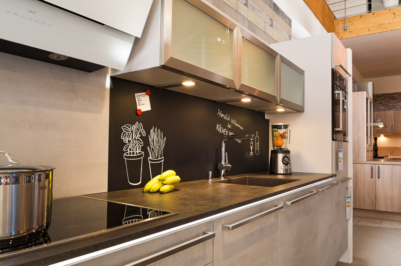 Nobilia Küche in Betonoptik mit beschreibbarer Rückwand-Tafel